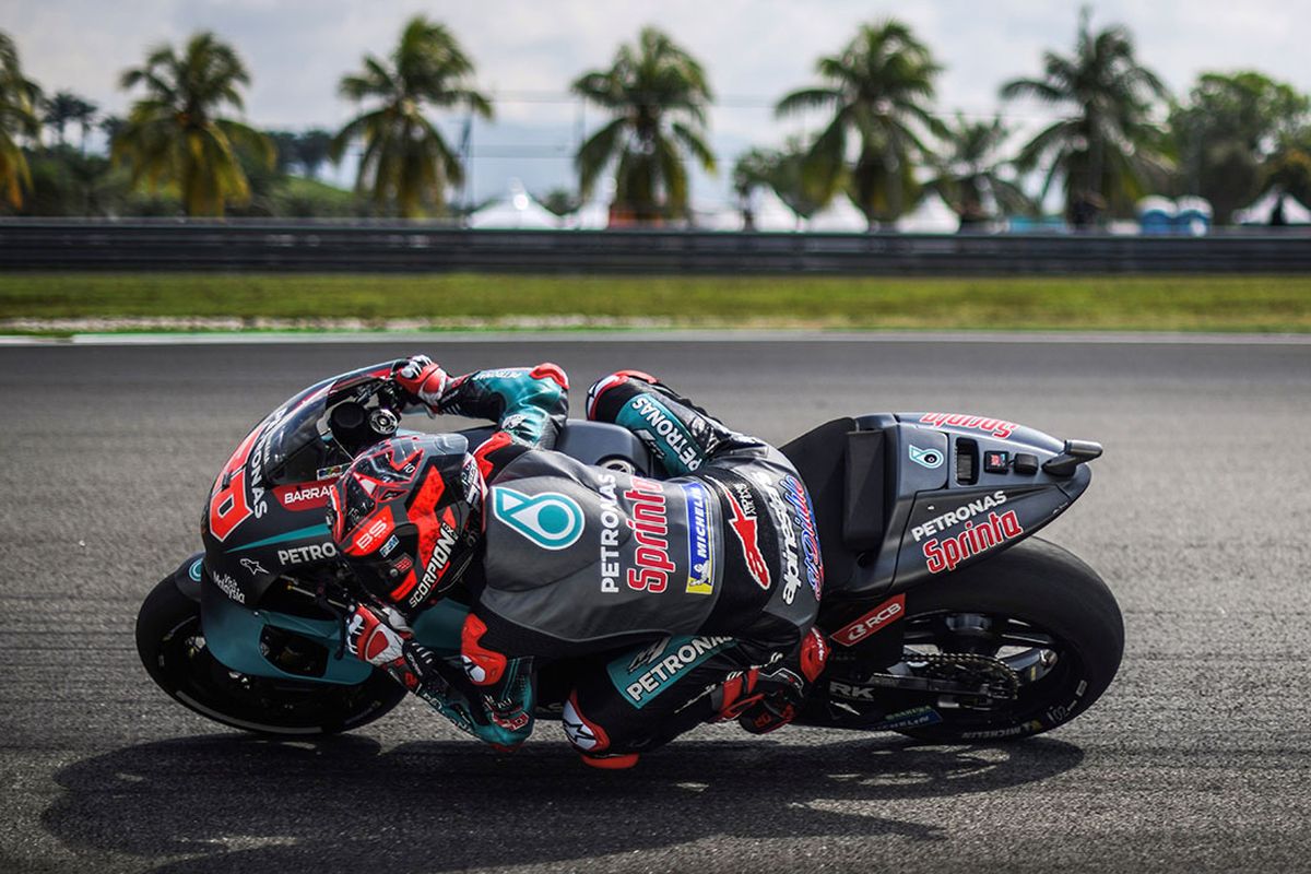 Pebalap Tim Petronas Yamaha SRTí Fabio Quartararo melibas tikungan di Sepang International Circuit, 1 November 2019 (Photo by Mohd RASFAN / AFP)