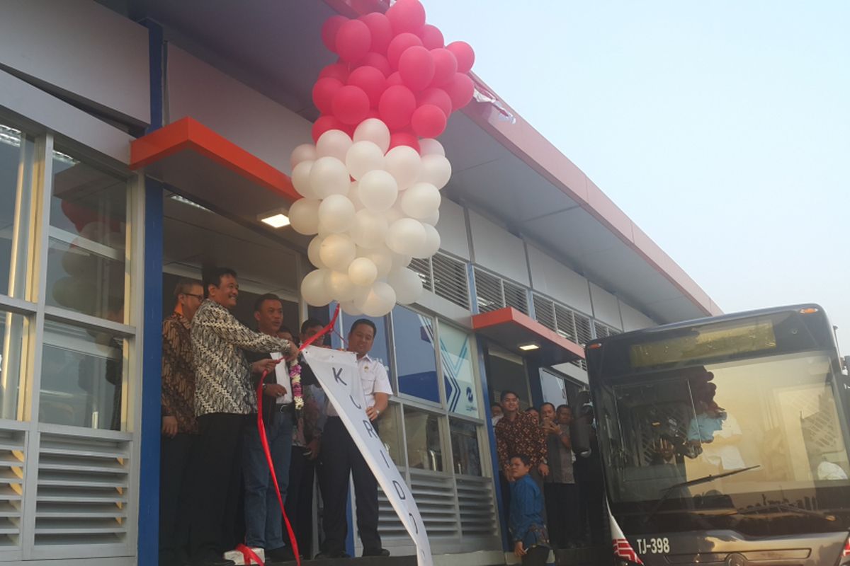 Gubernur DKI Jakarta Djarot Saiful Hidayat meresmikan Koridor 13 transjakarta yang melayani rute Kapten Tendean-Ciledug, Rabu (16/8/2017). Peresmian ditandai dengan pengguntingan balon oleh Djarot bersama Ketua DPRD DKI Jakarta Prasetio Edi Marsudi dan Wali Kota Tangerang Arief R Wismansyah.