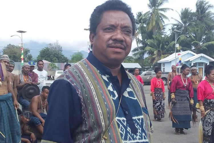 Tarian Soka Papak digelar saat menyambut Bupati dan Wakil Bupati Sikka, Fransiskus Roberti Diogo dan Romanus Woga di Pelabuhan Kewapante Maumere, Nusa Tenggara Timur (NTT), Selasa (4/6/2019).