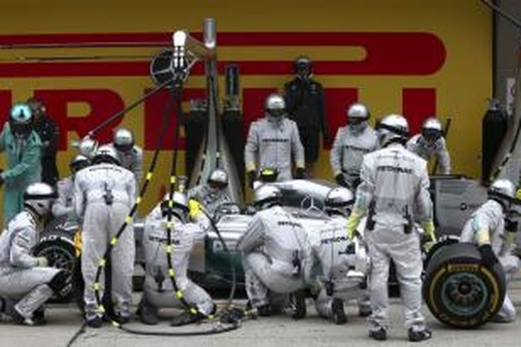 Pebalap Mercedes asal Jerman Nico Rosberg melakukan pitstop saat membalap pada GP China di Sirkuit Internasional Shanghai, Minggu (20/4/2014).