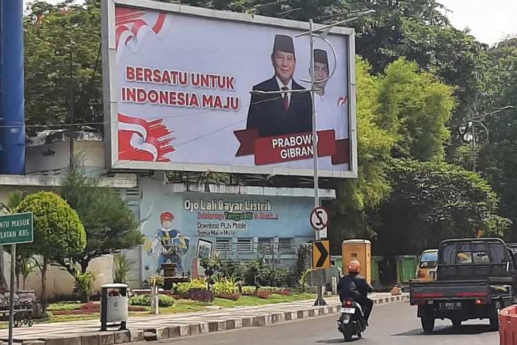 Baliho bergambar Prabowo-Gibran berpasangan muncul di Surabaya