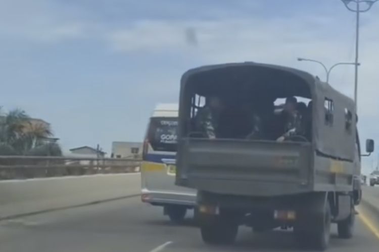 Potongan gambar video viral truk pembawa TNI diduga berselisih dengan minibus