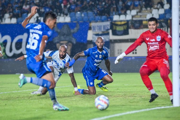 David da Silva (biru) dan Lucas Gama (putih) berusaha bangkit untuk menyambut bola sodoran susulan dalam pertandingan pekan ke-26 Liga 1 2023-2024 antara Persib Bandung vs PSIS Semarang, Selasa (27/2/2024) di Si Jalak Harupat, Soreang, Kabupaten Bandung. 