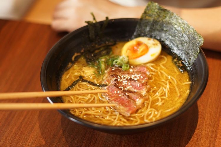 Tampilan Signature Menu dengan topping beef di Kataramen