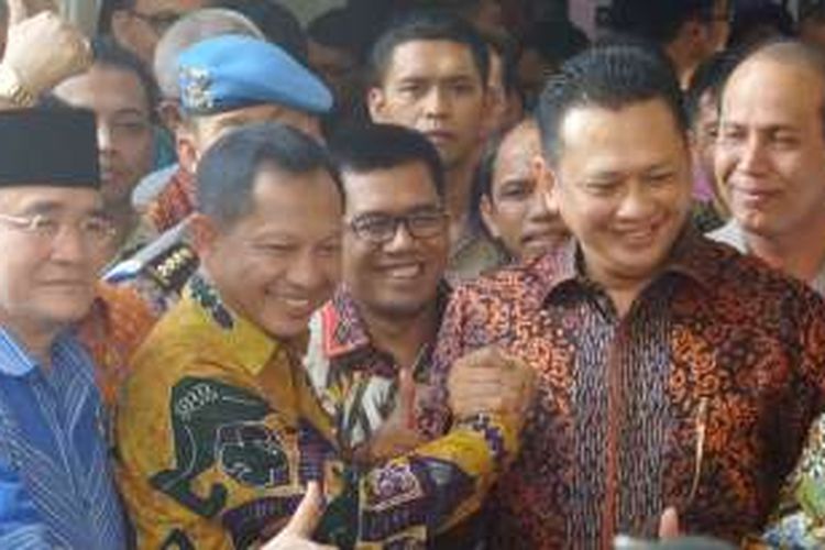 Calon tunggal Kapolri Komjen Pol Tito Karnavian (batik kuning) melakukan salam komando dengan Ketua Komisi III DPR RI Bambang Soesatyo (batik cokelat) usai kinjungan ke rumah dinasnya di Kompleks Polri Ragunan, Jakarta, Rabu (22/6/2016).