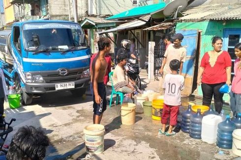 Selama Pipa Ambruk, Warga Plumpang Dapat Suplai Air Bersih dari Mobil Tangki PAM Jaya