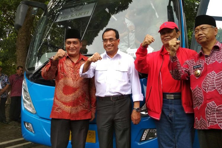 Menhub Budi Karya Sumadi (kemeja putih) bersama Bupati Magelang Zaenal Arifin (paling kiri) dan Bupati Temanggung Bambang Sukarno (paling kanan)  saat memberikan bantuan bus untuk pendidikan di Gor Gemilang Kabupaten Magelang,  Minggu (15/10/2017).