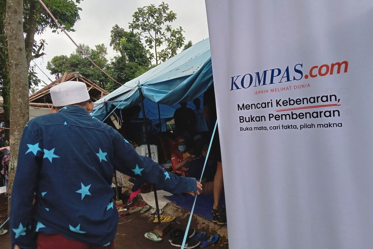 Seorang pengungsi gempa Cianjur, Jawa Barat, mendatangi posko kesehatan KG Media di Kampung Lebe, Kecamatan Warungkondang, Cianjur,, untuk memeriksakan kondisi kesehatannya, Kamis (29/12/2022).