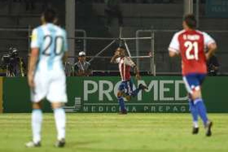 Derlis Gonzalez merayakan gol kemenangan Paraguay atas Argentina pada pertandingan Kualifikasi Piala Dunia 2018 zona Amerika Selatan di Cordoba, Selasa (11/10/2016). 