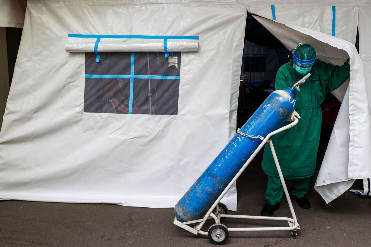 Petugas medis mendorong tabung oksigen ke tenda darurat di depan instalasi gawat darurat (IGD) Rumah Sakit Umum Daerah (RSUD) Cengkareng, Jakarta Barat, Kamis (24/6/2021). Meningkatnya kasus Covid-19 di ibu kota dalam beberapa hari terakhir mengakibatkan penuhnya tingkat keterisian kamar perawatan di rumah sakit tersebut sehingga sebagian pasien Covid-19 terpaksa menempati tenda darurat.