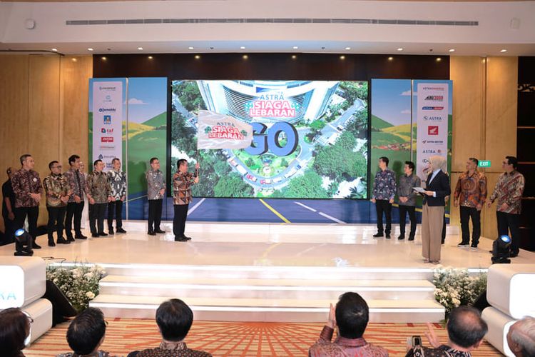 Presiden Direktur Astra Djony Bunarto Tjondro (ketujuh kiri) didampingi Direksi Astra Thomas Junaidy Alim Wijaya (keenam kiri) dan Eksekutif Grup Astra tengah mengibarkan bendera sebagai penanda prosesi Kick Off Astra Siaga Lebaran 2026 yang dilaksanakan di Catur Dharma Hall, Menara Astra, Jakarta, pada Jumat (13/3/2026).