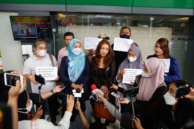 Korban penipuan CPNS bodong Olivia Nathania bersama kuasa hukumnya saat ditemui di Pengadilan Negeri Jakarta Selatan, Senin (29/8/2022). 