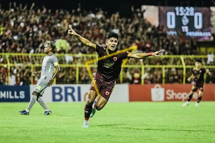 Pemain PSM Makassar Ramadhan Sananta selebrasi seusai menjebol gawang Persebaya Surabaya di menit ke-16 saat pertandingan pekan ke-9 Liga 1 2022-2023 yang berakhir dengan skor 3-0 di Stadion Gelora BJ Habibie Pare-pare, Sabtu (10/9/2022) malam.