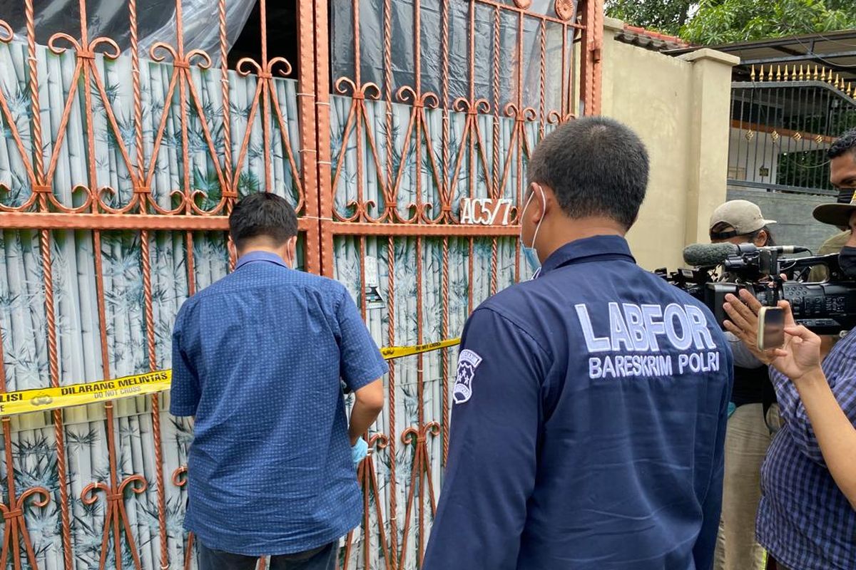 Puslabfor Bareskrim Polri mendatangi lokasi tewasnya empat anggota keluarga di Kalideres, Jakarta Barat pada Selasa (15/11/2022). 