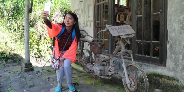 Salah satu peserta Take Me Anywhere 2, Ivone mengambil selfie di Museum Sisa Hartaku. Merapi Lava Tour adalah aktivitas Take Me Anywhere di hari ketiga, Minggu (16/10/2016).