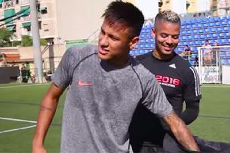Neymar ditantang melakukan juggling oleh freestyler. 