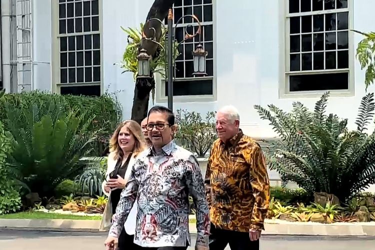 Presiden Direktur PT Freeport Indonesia (PTFI) Tony Wenas bersama Chairman & CEO Freeport McMoran Richard C Adkerson dan CFO Freeport-McMoran Kathleen L. Quirk bertemu dengan Presiden Joko Widodo di Istana Kepresidenan, Jakarta Pusat, Kamis (28/3/2024). 