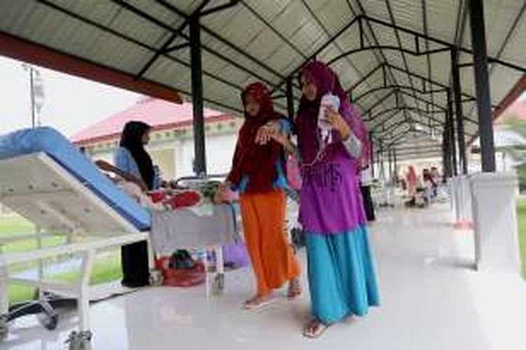 Korban gempa dirawat di lorong RSUD Kabupaten Pidie Jaya, Aceh, Sabtu, (8/12/2016). Mereka memilih dirawat di selasar rumah sakit karena masih trauma dengan peristiwa gempa yang terjadi pada Rabu lalu.