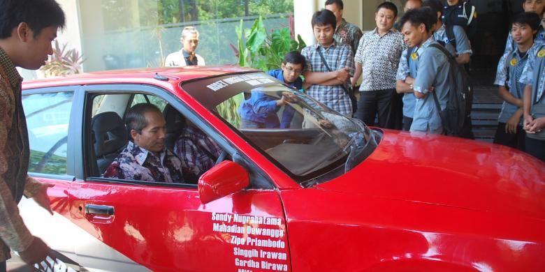 Mobil listrik karya Mahasiswa Universitas Jember, berhasil menjadi Juara Umum I Nasional, saat di Politehnik Negeri Bandung. Tampak Rektor Universitas Jember, Moch Hasan mencoba kendaraan listrik buatan mahasiswanya tersebut, Kamis (31/10/13)