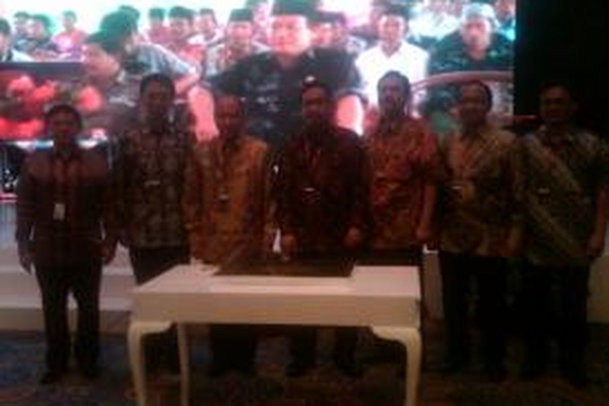 Plt SKK Migas Johannes Widjonarko (tengah) saat pembukaan raker Teknologi Informasi Komunikasi SKK Migas-KKKS 2014 di Denpasar, Kamis (13/11/2014)