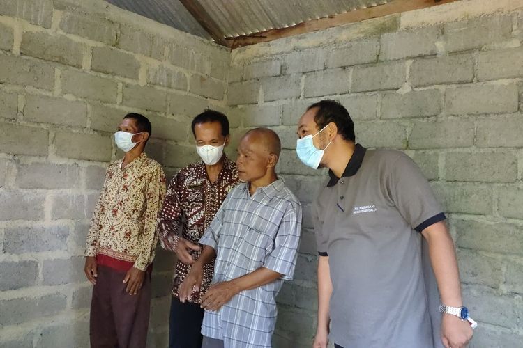 Sukardi (55) orang dengan gangguan jiwa yang dulunya tinggal di pekuburan. Ia sudah pulih dan selesai menjalani rehabilitasi, lalu kembali ke kampungnya di Pedukuhan Kedunggupit, Kalurahan Kebonharjo, Kapanewon Samigaluh, Kabupaten Kulon Progo, Daerah Istimewa Yogyakarta. Warga membangun rumah sederhana dan baik untuk tempat tinggal pria setengah baya sebatang kara ini.