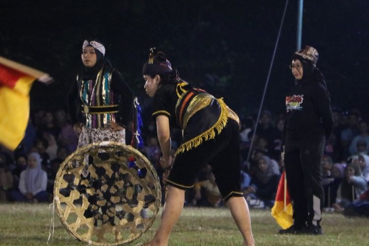 Permainan Nglarak Blarak khas Kabupaten Kulon Progo, Daerah Istimewa Yogyakarta.