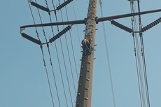 Teknisi PLN yang Tersangkut di Menara SUTET Berhasil Diselamatkan