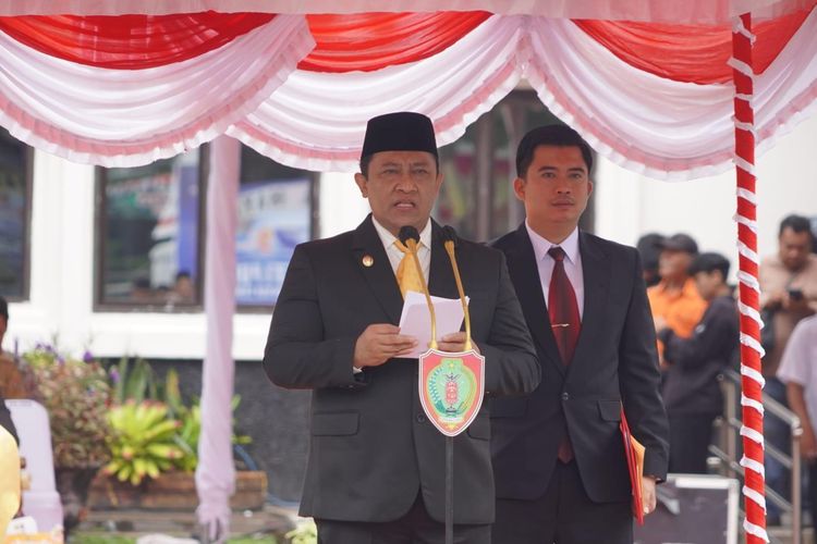 Wakil Gubernur (Wagub) Kalteng Edy Pratow dalam upacara peringatan Hari Bhakti Ke-79 Pekerjaan Umum dan Penataan Ruang di Halaman Kantor Dinas Pekerjaan Umum dan Penataan Ruang Prov Kalteng, Selasa (3/12/2024). 
