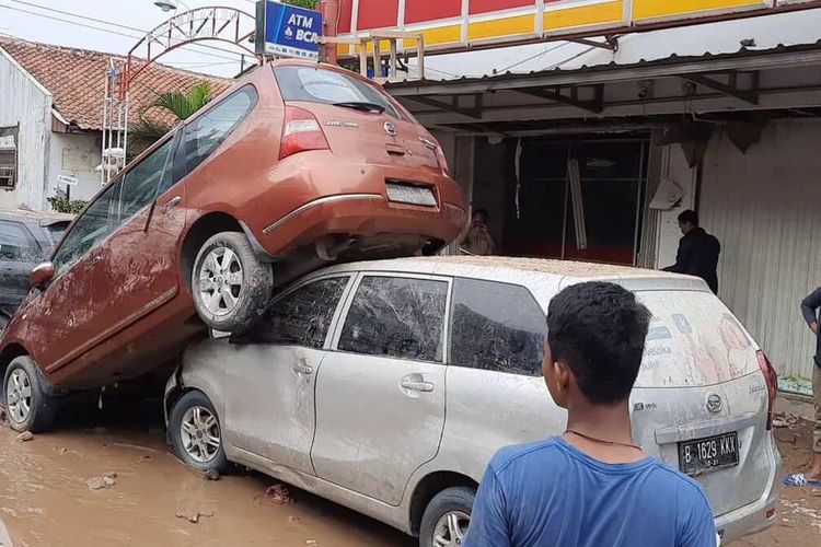 Mobil-mobil warga Pondok Gede Permai, Jatiasih, Kota Bekasi yang bertumpukan usai dihanyutkan banjir selama 2 hari, Jumat (3/1/2020).