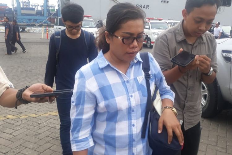Dewi, istri korban jatuhnya pesawat Lion Air PK-LQP penerbangan JT 610 Rudi Luhba Toruan setelah menyambangi posko Badan SAR Nasional di Dermaga JICT 2 Pelabuhan Tanjung Priok, Kamis (8/11/2018).