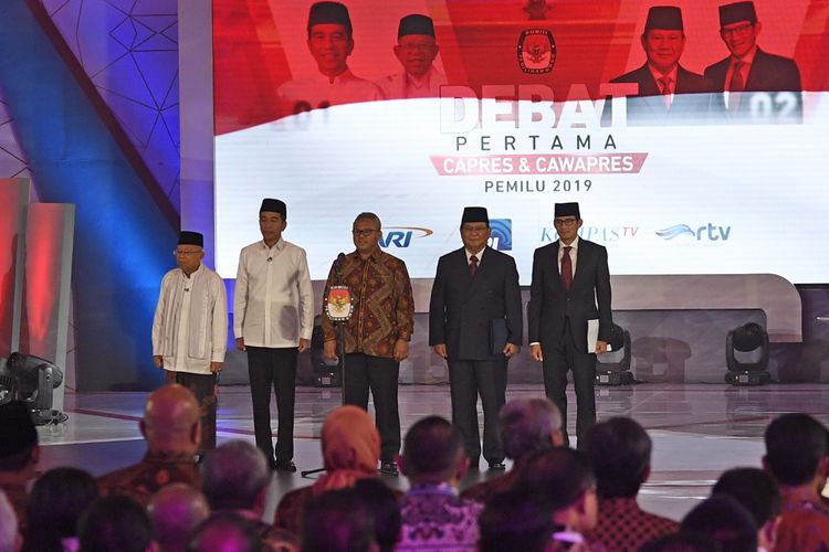 Ketua KPU Arief Budiman (tengah) bersama pasangan capres-cawapres nomor urut 01 Joko Widodo (kedua kiri) dan Maruf Amin (kiri) serta pasangan nomor urut 02 Prabowo Subianto (kedua kanan) dan Sandiaga Uno (kanan) bersiap mengikuti debat pertama Pilpres 2019, di Hotel Bidakara, Jakarta, Kamis (17/1/2019). Debat tersebut mengangkat tema Hukum, HAM, Korupsi, dan Terorisme. 
