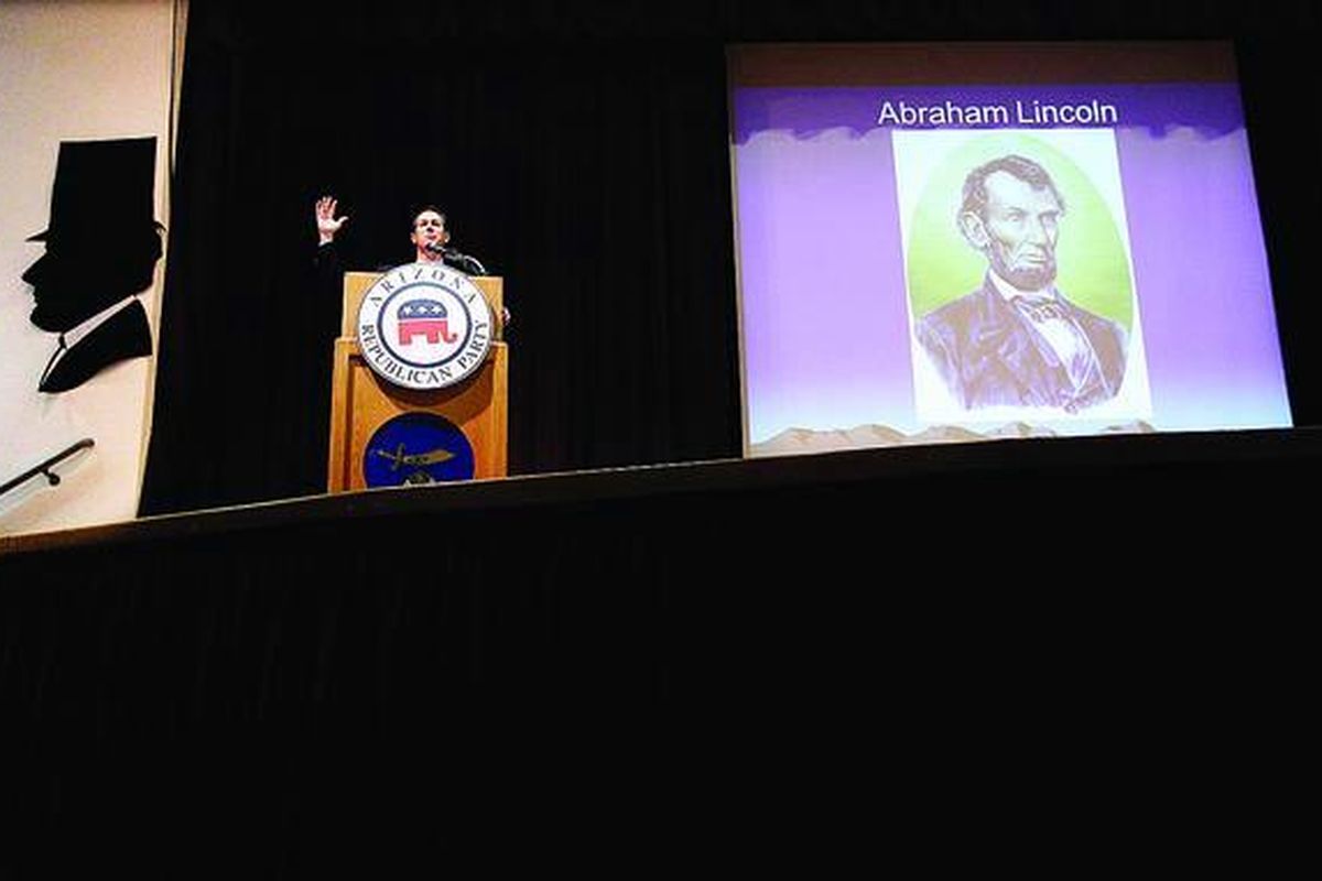 Bakal  calon presiden AS dari Partai Republik, mantan Senator Pennsylvania Rick Santorum, berbicara di Phoenix, Selasa (21/2). Dia menonjolkan figur almarhum mantan Presiden Abraham Lincoln, tokoh bersejarah AS yang dianggap mampu menggugah semangat warga untuk mendukung.