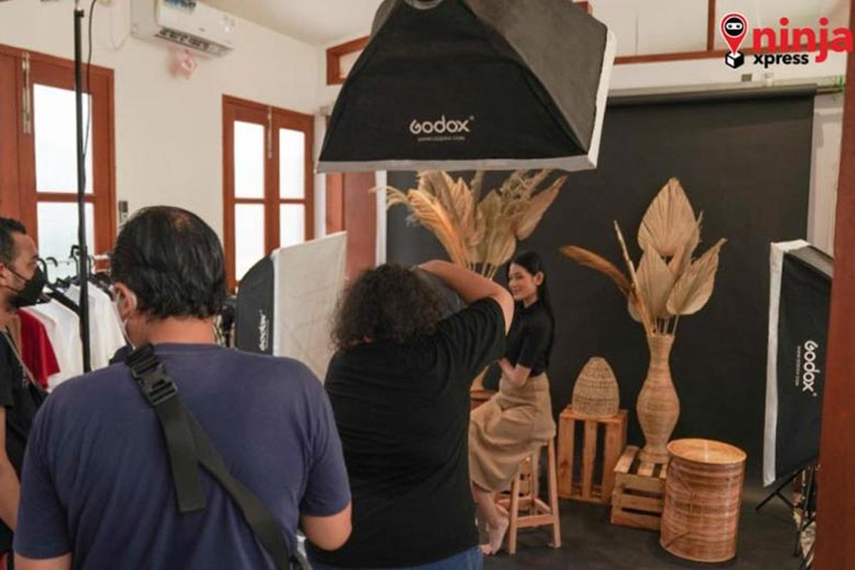 Creative Hub yang disediakan Ninja Xpress untuk bantu pelaku UKM dapatkan foto produk terbaik. 