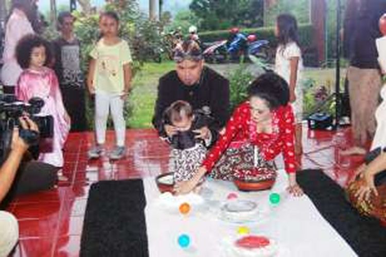 Ahmad Dhani dan Mulan Jameela menggelar upacara adat tedhak siten (turun tanah) untuk anak bungsunya, Ahmad Syailendra Airlangga di vila pribadinya, di kawasan Puncak, Bogor, Jawa Barat, Selasa (10/1/2017).