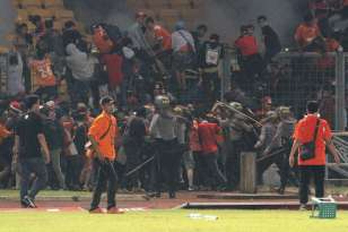 Bentrok suporter dan aparat keamanan di Gelora Bung Karno, Jumat (24/6/2016). 