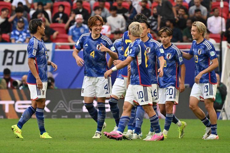 Para pemain timnas Jepang merayakan gol dalam pertandingan melawan Bahrain pada babak 16 besar Piala Asia 2023 di Stadion Al Thumama, Rabu (31/1/2024). Selanjutnya, Jepang akan melawan Iran pada perempat final Piala Asia 2023. (Photo by HECTOR RETAMAL / AFP)
