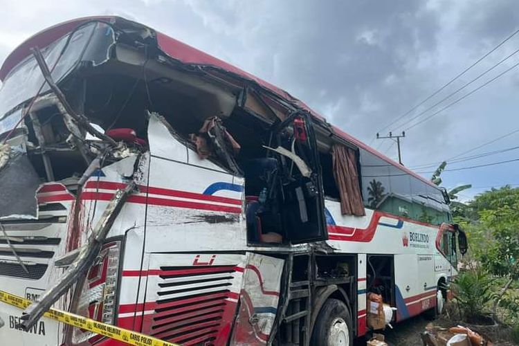 Kondisi bus Borlindo yang mengalami kecelakaan lalu lintas di Kabupaten Pasangkayu, Sulawesi Barat, Minggu (7/4/2024).