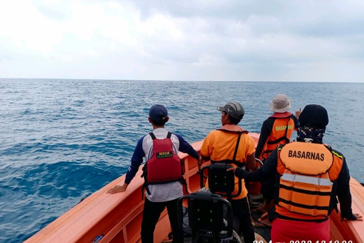 Tim SAR Gabungan melakukan pencarian ABK KM Sida Rahayu 3 yang tenggelam di Laut Jawa, Senin (29/8/2022).