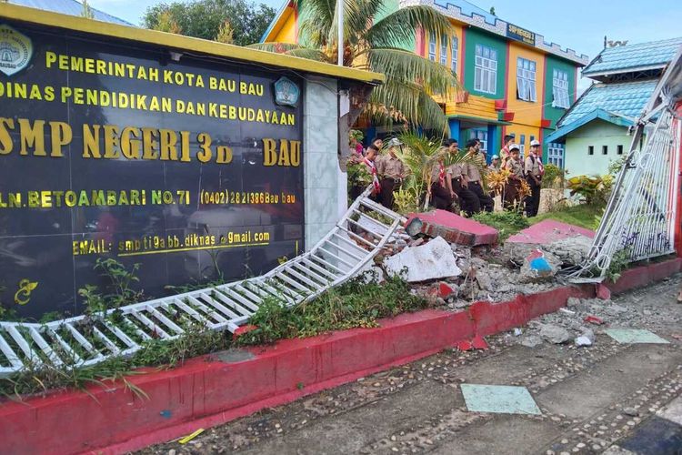 Akibat kelalaian sebuah mobil Daihatsu Grand Max pick up menabrak pagar sekolah SMPN 3 Baubau, jalan Betoambari, Kelurahan Tanganapada, Kecamatan Murhum, kota Baubau, Jumat (27/1/2022).