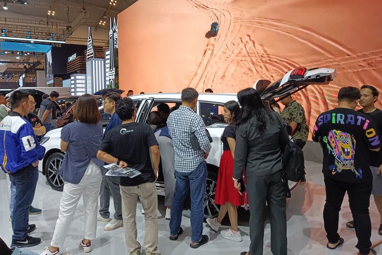 BYD M6 ramai didatangi pengunjung GIIAS 2024