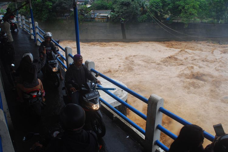 Warga berdatangan ke Bendungan Katulampa, Bogor, Senin (5/2/2018). Mereka penasaran dengan kondisi terkini bendungan. Sejak pagi, ketinggian muka air di bendungan ini sudah mencapai 220 sentimeter dan berstatus Siaga 1.