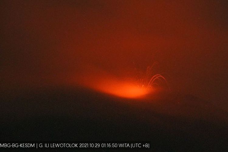 Lava pijar di puncak gunung Api Ile Lewotolok di Kabupaten Lembata, NTT, pada Jumat (29/10/2021) malam.
