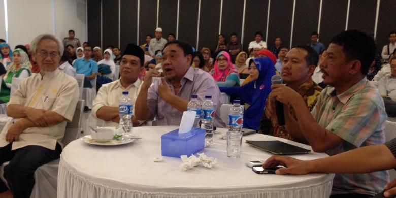 Ketua Umum Persatuan Wartawan Indonesia (PWI) Margiono (tengah berkemeja ungu) saat menghadiri acara diskusi pilkada Tangerang Selatan di Alam Sutera, Tangerang, Senin (30/11/2015). 


