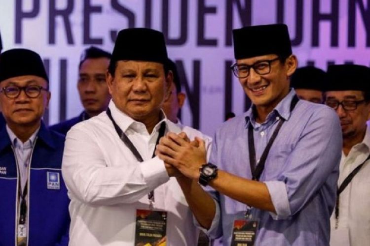 Calon presiden dan wakil presiden Prabowo Subianto dan Sandiaga Uno berfoto bersama seusai mendaftarkan dirinya di Gedung KPU RI, Jakarta, Jumat (10/8/2018). Pasangan Prabowo-Sandi yang secara resmi mendaftar sebagai calon presiden dan wakil presiden tahun 2019-2024. 