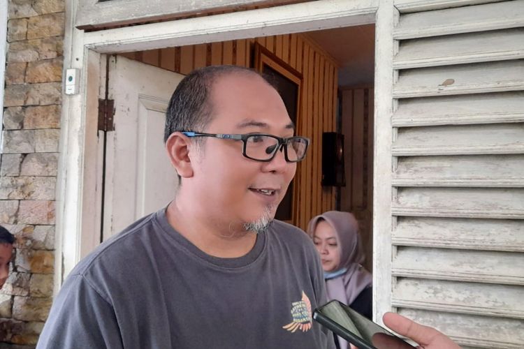 Fadly, tetangga Eny Sukaesih dan Tiko yang menghuni rumah mewah terbengkalai di Cakung, Jakarta Timur, saat diwawancarai Kamis (5/1/2023). 