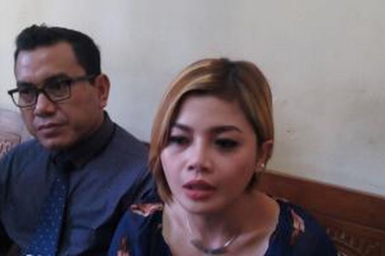 Penyanyi dangdut Seruni Bahar didampingi kuasa hukumnya, memberikan keterangan pers di kawasan Jatinegara Barat, Jakarta Timur, Rabu (20/5/2015), membantah artis inisial SB dalam kasus prostitusi online mucikari RA adalah dirinya.
