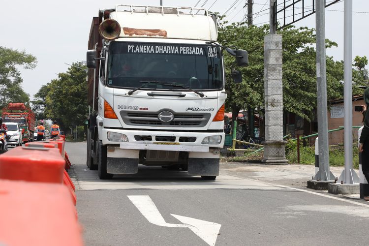 Uji coba penimbangan truk dengan perangkat Weigh In Motion di Jembatan Timbang Kulwaru, Kulon Progo, Rabu (26/1/2022)