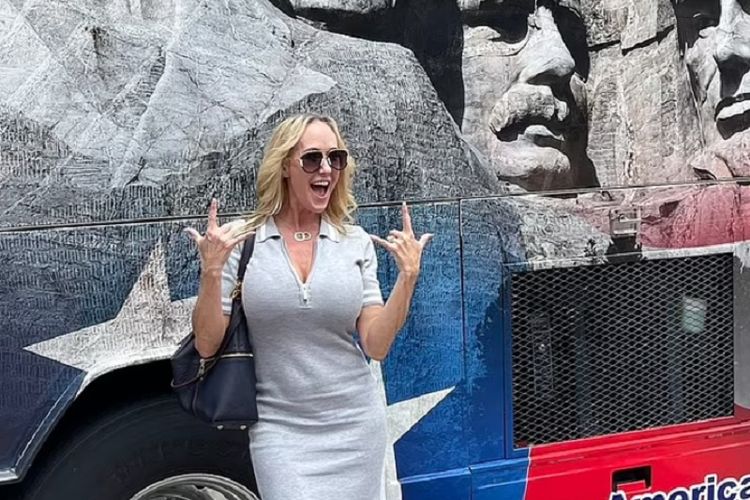 Bintang porno Amerika Serikat (AS) Brandi Love ketika berpose di depan bus tur jelang acara konferensi Partai Republik khusus anak sekolah di Tampa, Florida, Sabtu 17 Juli 2021. Love ditolak setelah orangtua murid dan konservatif Kristen melayangkan keluhan.