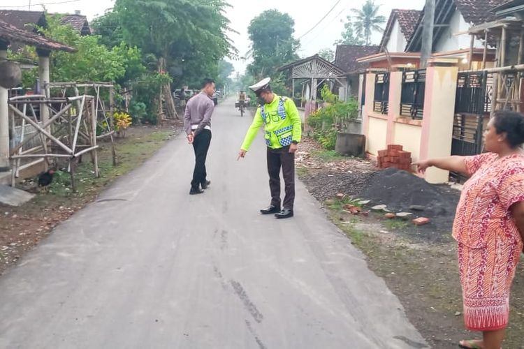 Anggota Satuan Lalu Lintas Kepolisian Resor Jember, Jawa Timur, saat olah tempat kejadian perkara di lokasi kecelakaan polisi tabrak bocah di Jember.