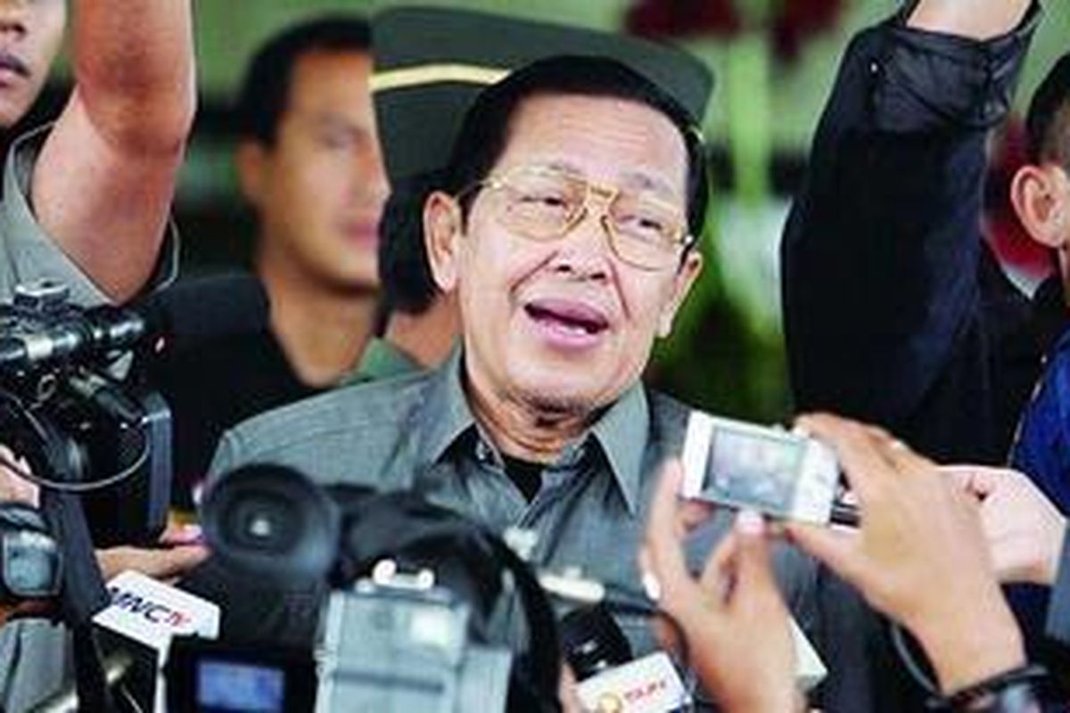 Tersangka Hari Sabarno, yang juga mantan Menteri Dalam Negeri, seusai diperiksa oleh petugas di Kantor KPK, Jakarta, Kamis (20/1). Hari Sabarno diduga terlibat dalam perkara dugaan korupsi pengadaan mobil pemadam kebakaran.